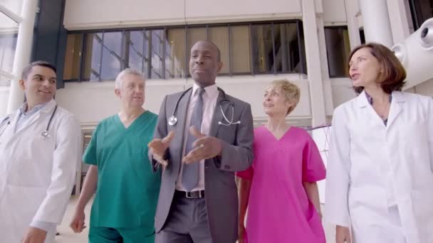 Tıp uzmanları birlikte söz — Stok video