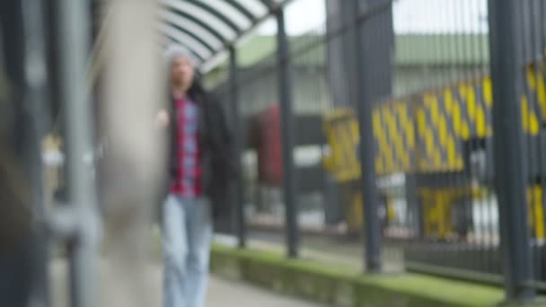 Hombre caminando lejos de la estación de tren — Vídeos de Stock