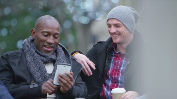 Amigos masculinos mirando teléfono inteligente — Vídeos de Stock