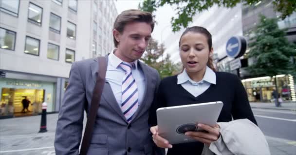 Hombre y mujer usando tableta de computadora — Vídeo de stock