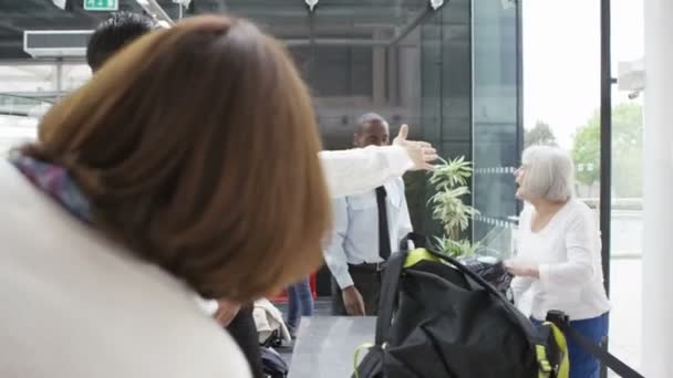 Gardes de sécurité des aéroports fouillant les passagers 