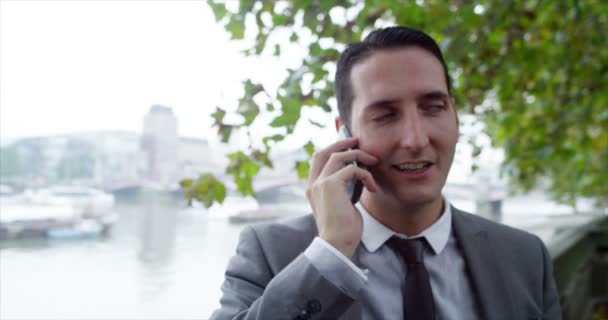 Hombre de negocios haciendo una llamada telefónica — Vídeos de Stock