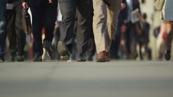 Ноги городских рабочих, гуляющих по Лондону — стоковое видео
