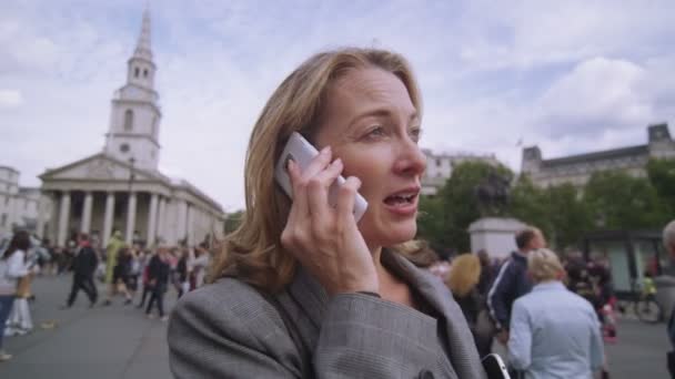 Empresária em um telefone celular na cidade — Vídeo de Stock