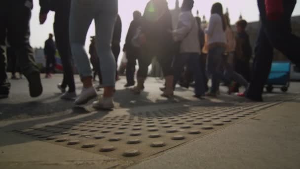 People walking through the city of London — Stock Video