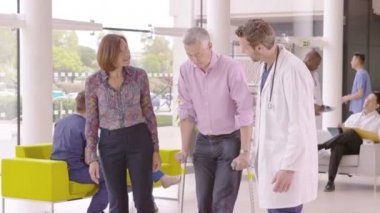 yardımcı hasta koltuk değneği ile yürüyüş doktor