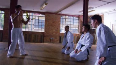 Dövüş sanatları öğretmeni uygulamaları ile nunchaku 