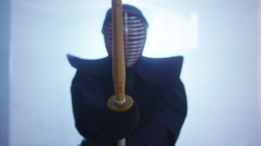 kameraya doğru shinai düşürücü kendo avcı