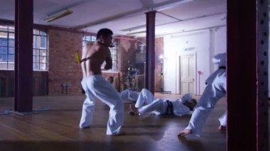 Dövüş sanatları savaşçı nunchaku kullanır