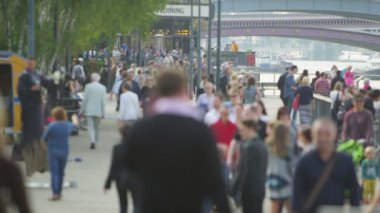 Thames Nehri kenarı boyunca insanlar yürümek