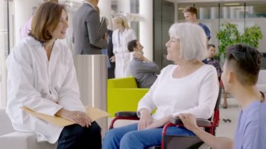 sağlık personeli hasta için konuşuyor