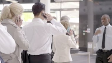 Güvenlik kontrol noktasında cep telefonlarında iş adamları
