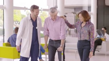 yardımcı hasta koltuk değneği ile yürüyüş doktor