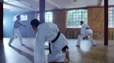 Dövüş sanatları savaşçı nunchaku kullanır