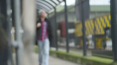 tren istasyonuna uzak yürüyen adam