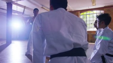 Dövüş sanatları öğretmeni uygulamaları ile nunchaku 