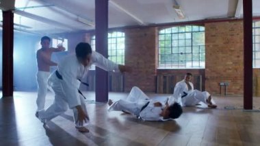 Dövüş sanatları savaşçı nunchaku kullanır