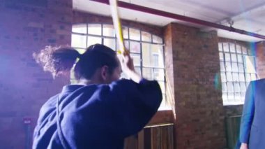 işadamı Japon avcı tarafından bir saldırı kaçar