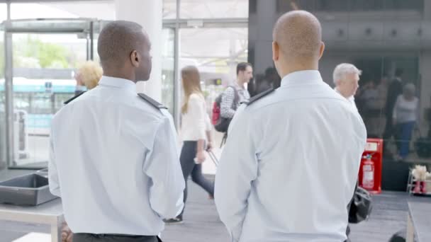 Flygplatsen säkerhetsvakter i tjänst — Stockvideo