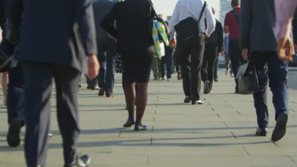 Trabalhadores e turistas caminhando por Londres — Vídeo de Stock