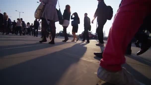 Londra yürüyen turist — Stok video