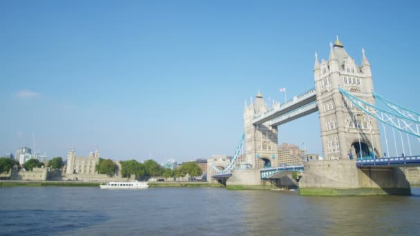 Båtar som seglar på Londons Themsen — Stockvideo