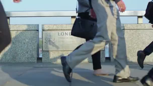 Menigte lopen over London bridge — Stockvideo