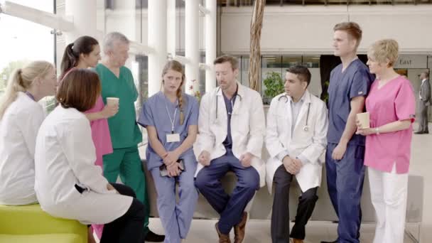 Медицинская команда проводит групповое обсуждение — стоковое видео