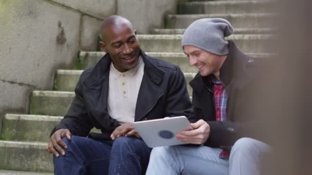 Friends hanging out  with computer tablet — Stock Video