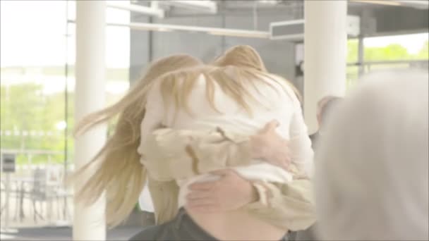 soldat retourne à la maison à l'étreinte d'un être cher 