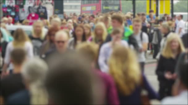 Les gens marchent le long de la Tamise — Video