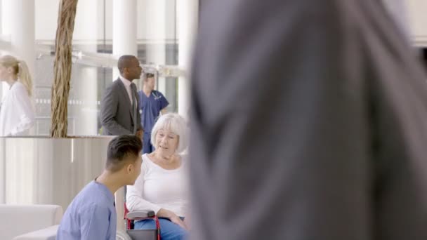 Sağlık personeli hasta için konuşuyor — Stok video