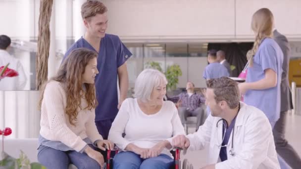 Medisch personeel in gesprek met de patiënt — Stockvideo