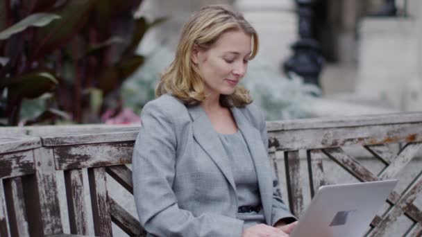 Businesswoman  typing on a laptop — Stock Video