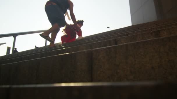 Mother and child climbing a set of steps in the city — Stock Video