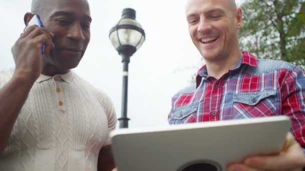 Vrienden met behulp van technologie — Stockvideo