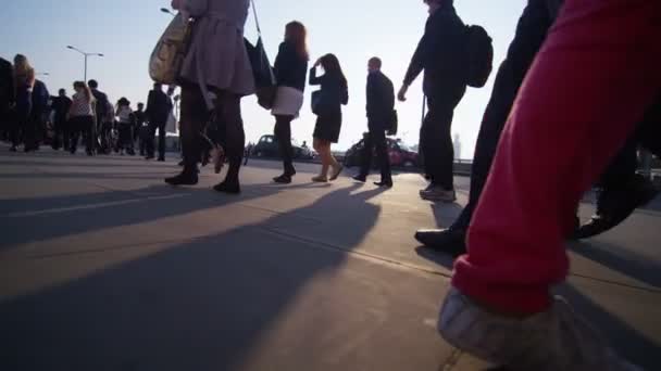Londra yürüyen turist — Stok video