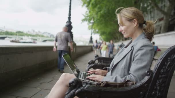 Affärskvinna skriva på en bärbar dator — Stockvideo