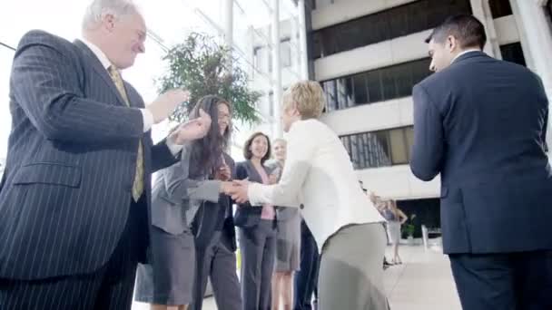 Бизнес-команда пожимает руку боссу — стоковое видео