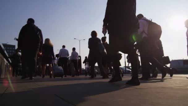 工人和游客步行穿过伦敦 — 图库视频影像