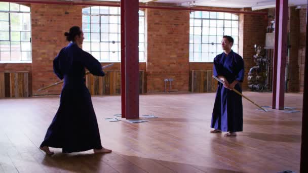 Japanische Kämpfer trainieren mit Schwertern — Stockvideo