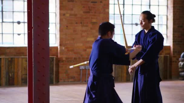 Lutadores japoneses treinando com espadas — Vídeo de Stock