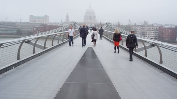 Ludzie przekraczania mostu Millennium — Wideo stockowe