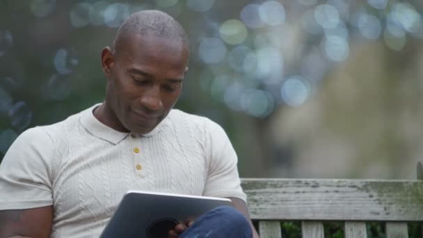 Homem olhando para tablet computador — Vídeo de Stock