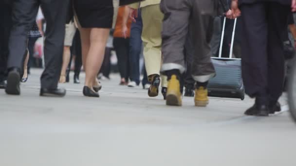 Les pieds des ouvriers de la ville marchant à travers Londres — Video