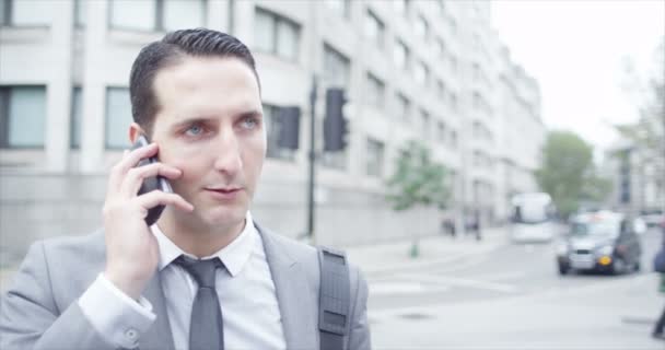 Мужчина звонит по мобильному телефону — стоковое видео
