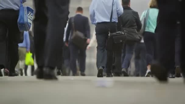 Travailleurs et touristes marchant à travers Londres — Video