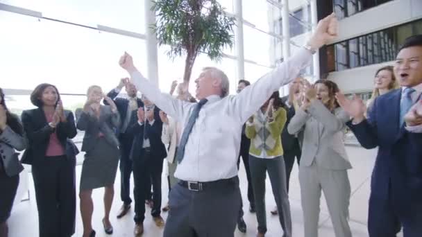 Businessman giving high fives to colleagues — Stock Video