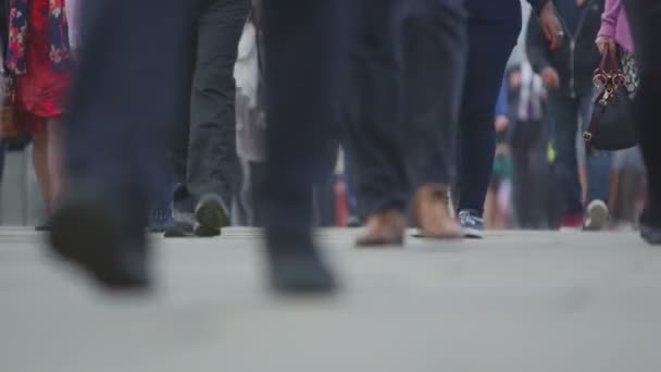 Arbeiter und Touristen spazieren durch London — Stockvideo