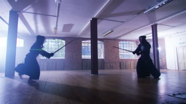Lutadores japoneses com espadas competindo — Vídeo de Stock